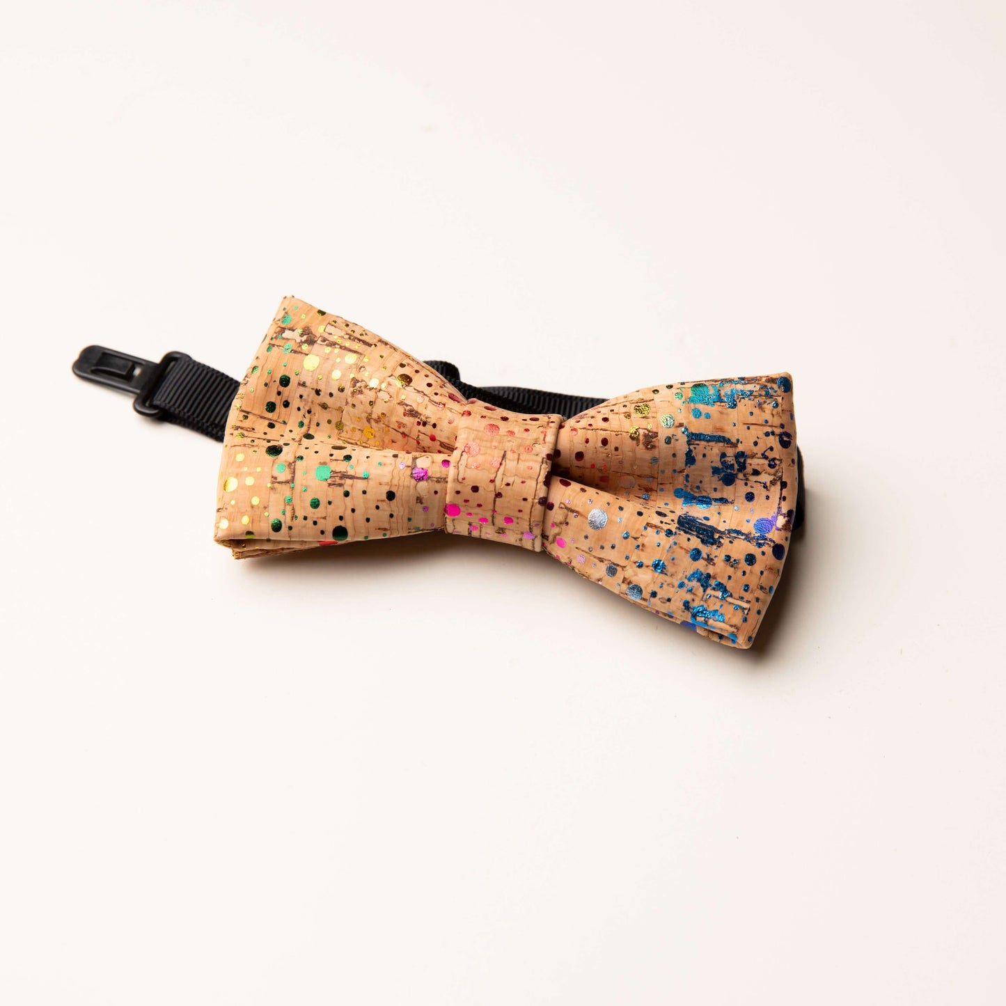 Noeud papillon en liege "dripper" avec des points de peinture irisée, adapté pour homme, femme et enfant.