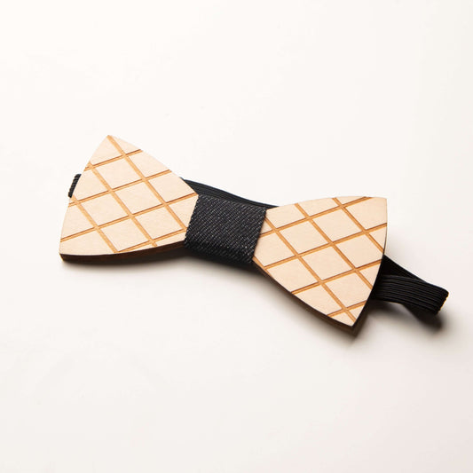 Noeud papillon en bois 'calisson' au motif carrelé, élégant et visuel, idéal pour les occasions formelles.