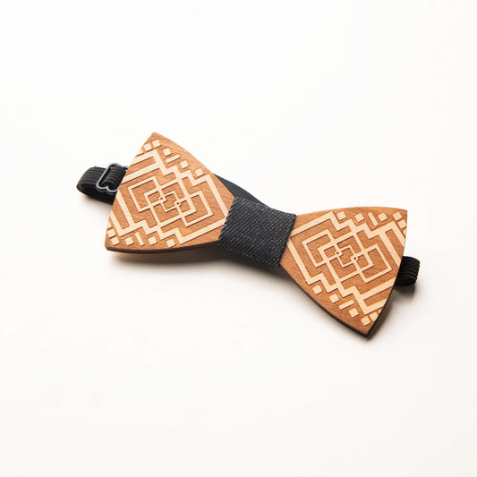 Élégant noeud papillon en bois avec motifs géométriques, idéal pour hommes et femmes.