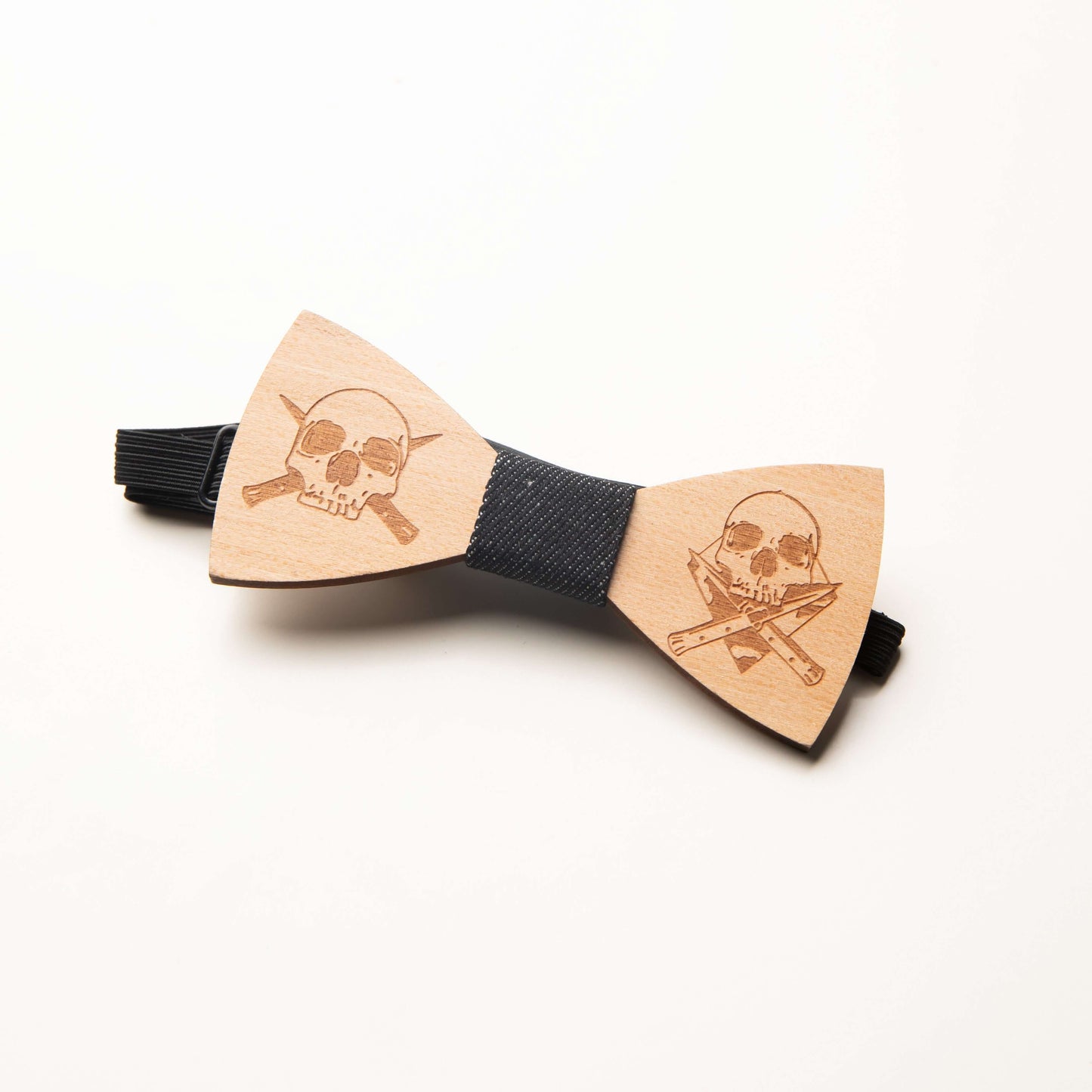 Noeud papillon en bois 'corsaire' avec motif de tête de pirate et épées, style audacieux et original.
