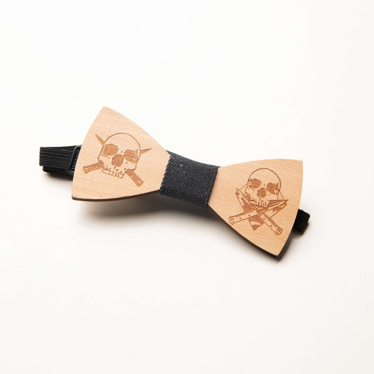 Noeud papillon en bois 'corsaire' avec motif de tête de pirate et épées, style audacieux et original.