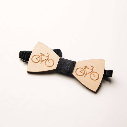 Noeud papillon en bois avec motifs de vélo, accessoire élégant et original pour les passionnés de cyclisme.